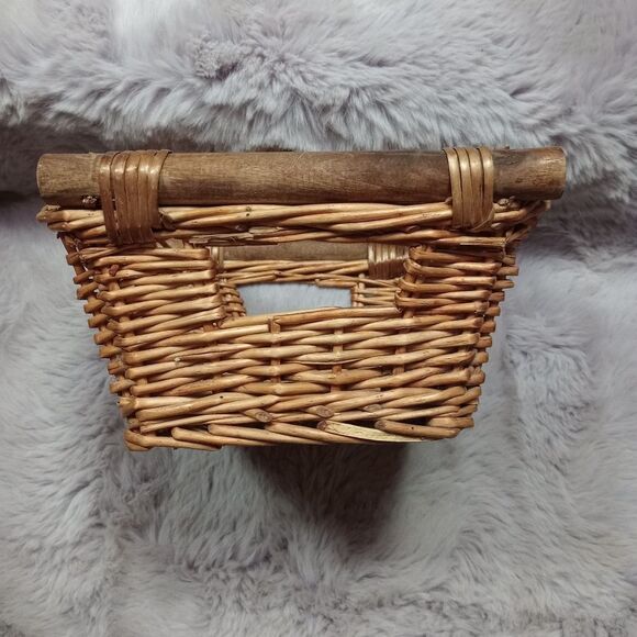 MEDIUM golden brown woven wicker basket with wooden handles - Picture 2 of 5